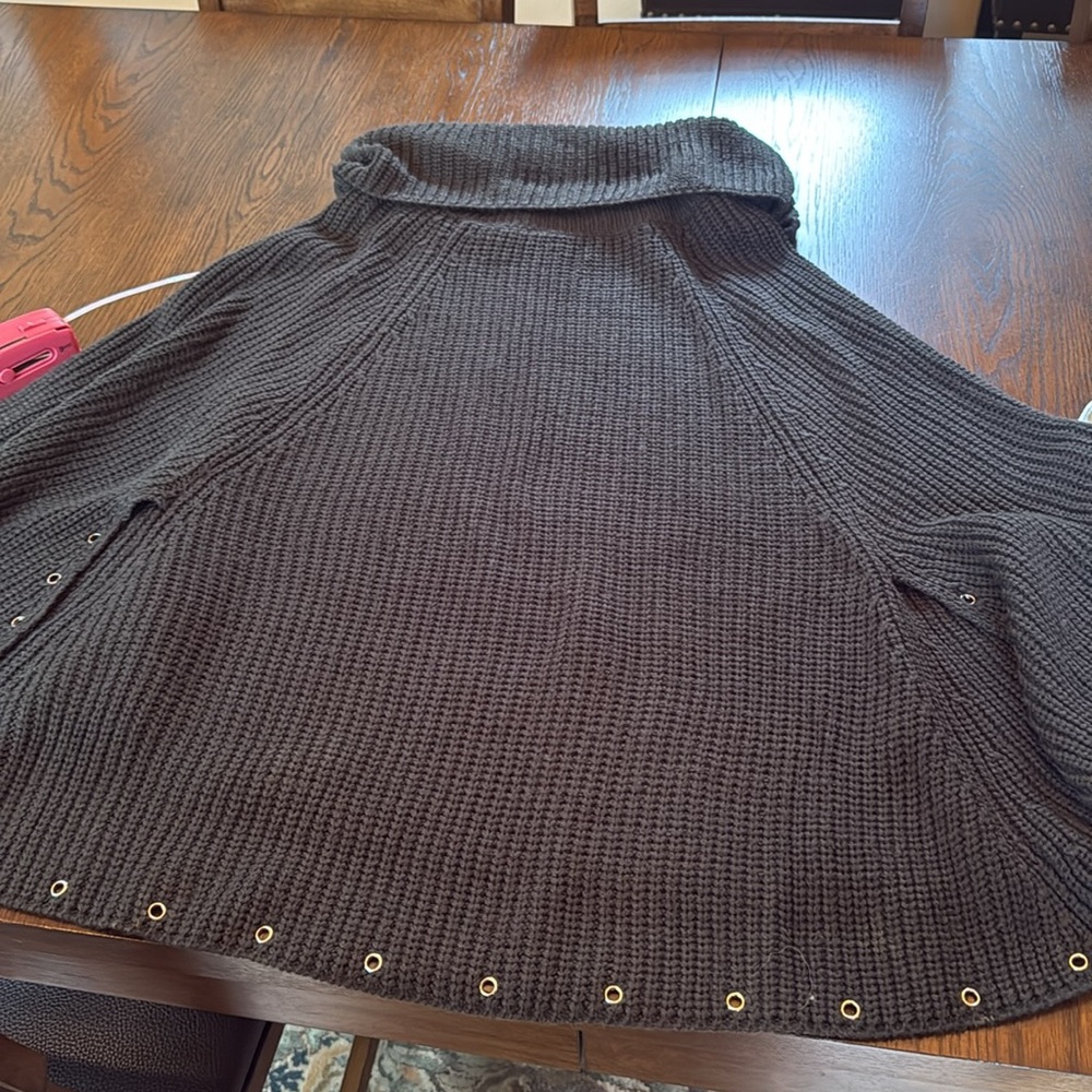 Strut & Bolt shall sweater Med Gray Isobella Grommet Trim Cape Never worn